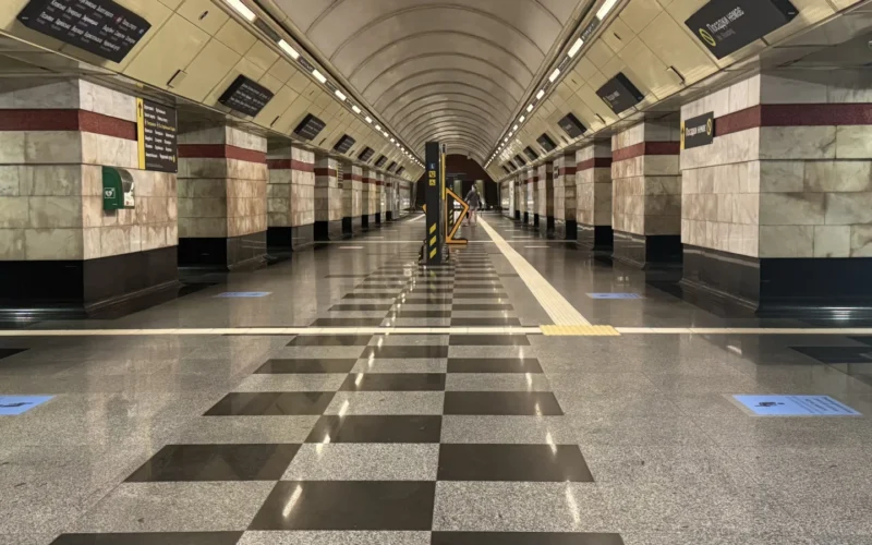 Зонування платформи під час тривог: на станції метро «Сирець» запустили пілотний проєкт із навігації (фото)