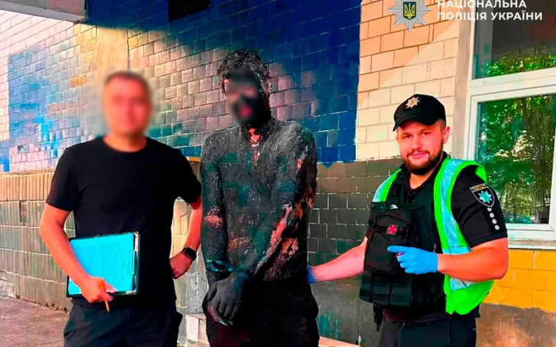 Невдала конспірація: у Києві чоловік заліз у бочку зі смолою, щоб «непомітно» пограбувати супермаркет (відео)