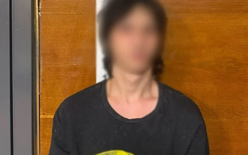 Завдав патрульному п’ять ножових ударів: у Києві заарештували 17-річного юнака за напад на поліцейського