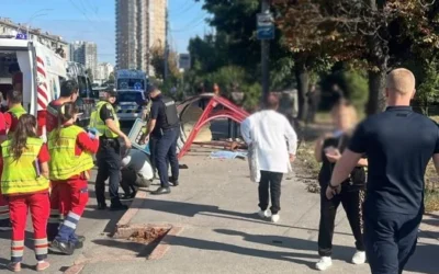 Протаранив маршрутку та в’їхав у зупинку з людьми: у Києві сталася ДТП (фото)