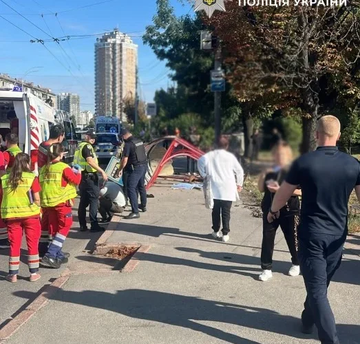 Протаранив маршрутку та в’їхав у зупинку з людьми: у Києві сталася ДТП (фото)