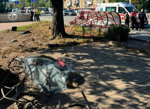 Протаранив маршрутку та в'їхав у зупинку з людьми: у Києві сталася ДТП