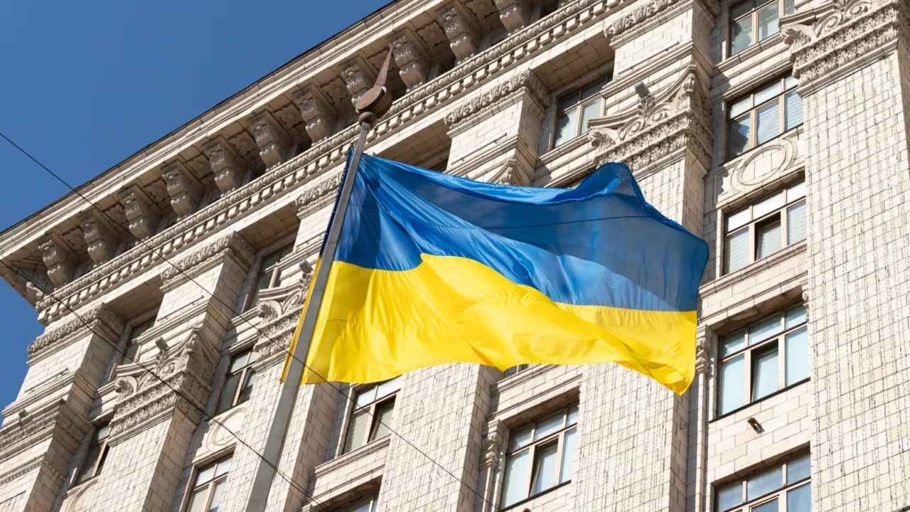 Біля столичної мерії урочисто підняли Державний Прапор України (фото)