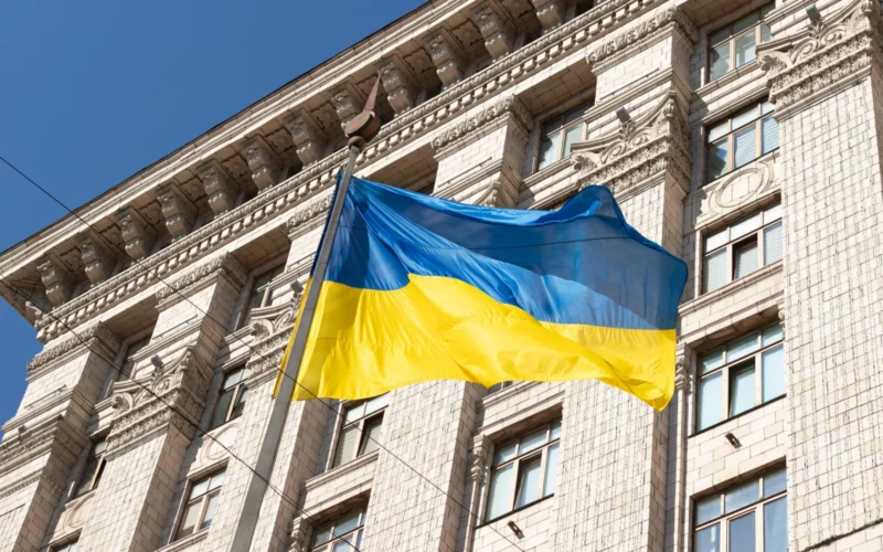 Біля столичної мерії урочисто підняли Державний Прапор України (фото)