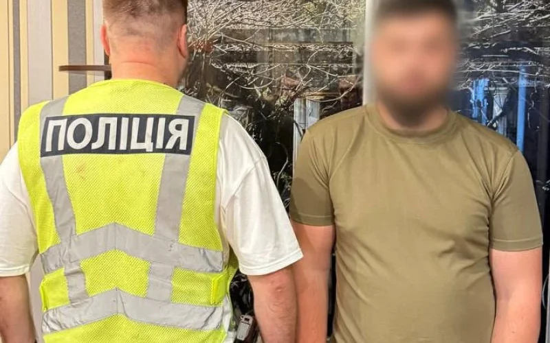 У Києві поліція затримала шахрая, який від імені СБУ видурив у пенсіонера понад 2 млн грн