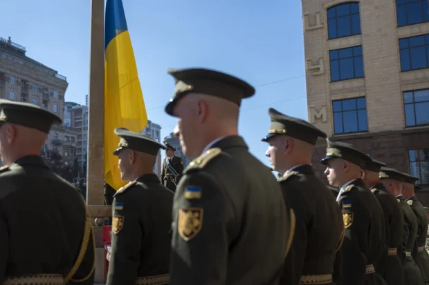 Біля столичної мерії урочисто підняли Державний Прапор України
