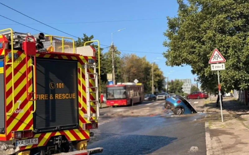 Аварія на водогоні у Києві: на вулиці Білицькій авто впало у провалля