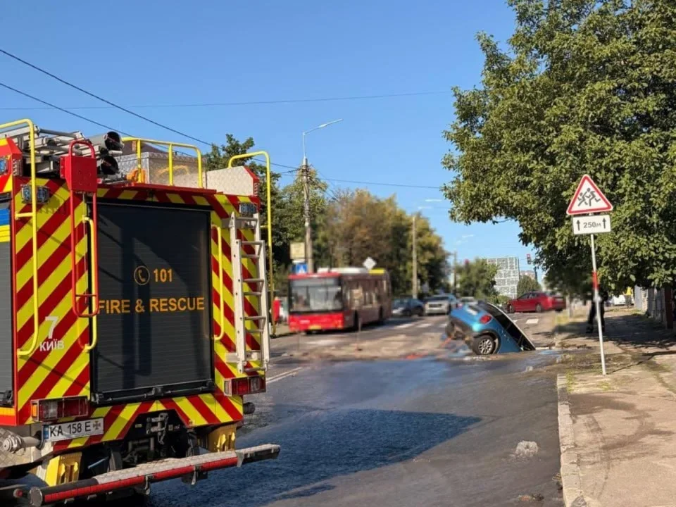 Аварія на водогоні у Києві: на вулиці Білицькій авто впало у провалля