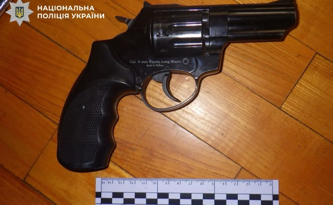 Двічі вистрілив у товариша з револьвера: у Києві затримали чоловіка