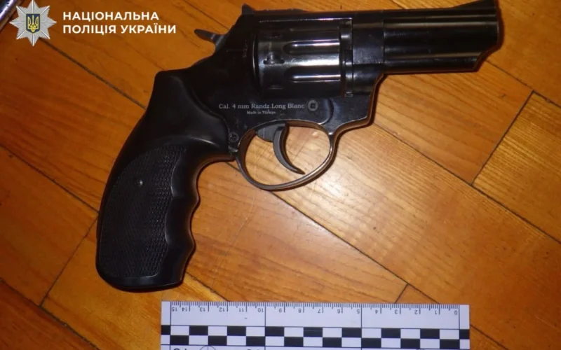 Двічі вистрілив у товариша з револьвера: у Києві затримали чоловіка