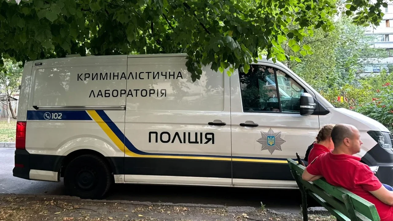 Удар ножем у серце через конфлікт у хостелі: у Києві затримали підозрюваного у вбивстві