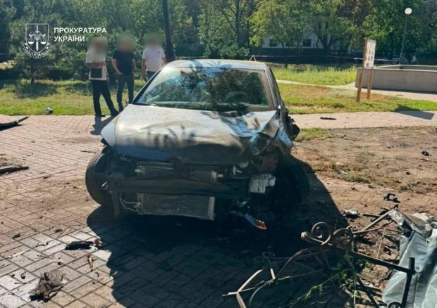 Протаранив маршрутку та в'їхав у зупинку з людьми: у Києві сталася ДТП