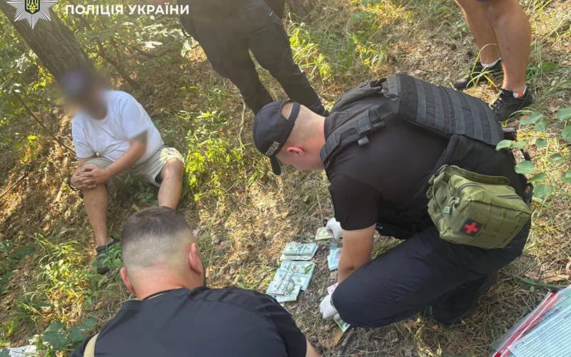 У Києві поліція затримала чоловіка, який викрав у сусіда сейф із 2 млн грн і закопав у лісі