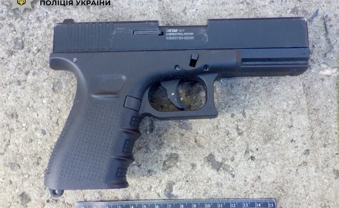 Вирішив перевірити пістолет: у Києві п’яний чоловік влаштував стрілянину