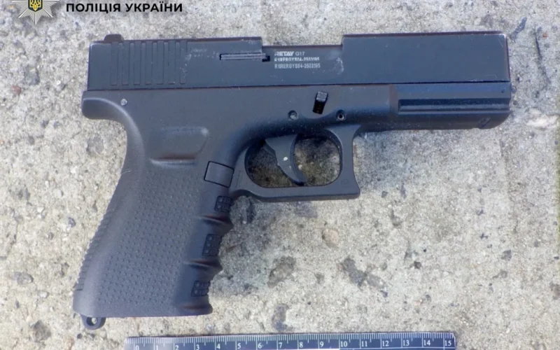 Вирішив перевірити пістолет: у Києві п’яний чоловік влаштував стрілянину