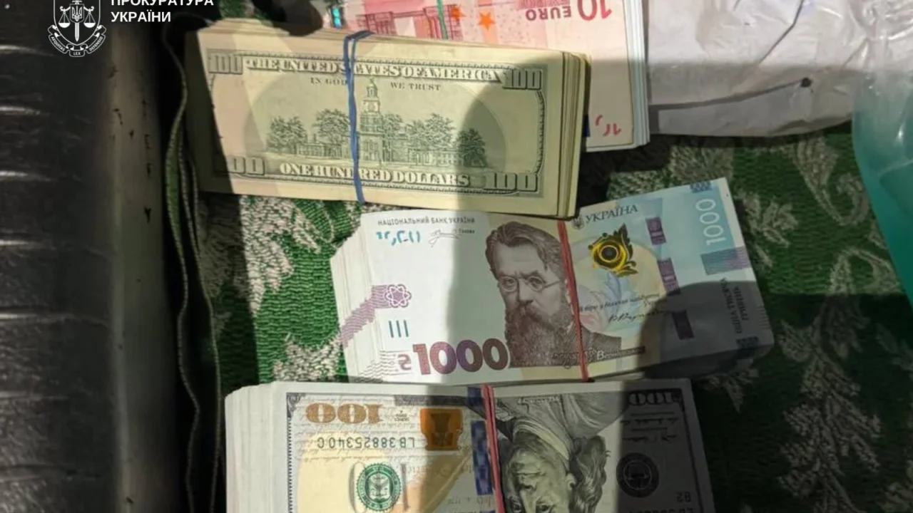 У Києві двоє пенсіонерів віддали на перевірку псевдопрацівникам СБУ понад 12, 5 млн грн