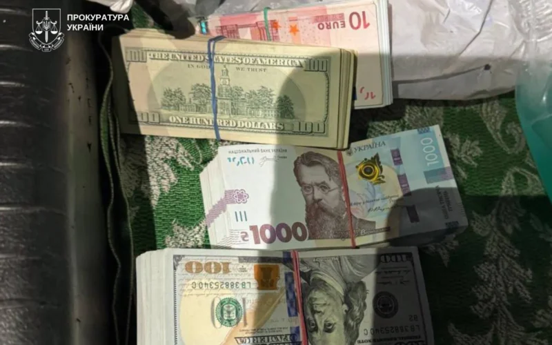 У Києві двоє пенсіонерів віддали на перевірку псевдопрацівникам СБУ понад 12, 5 млн грн