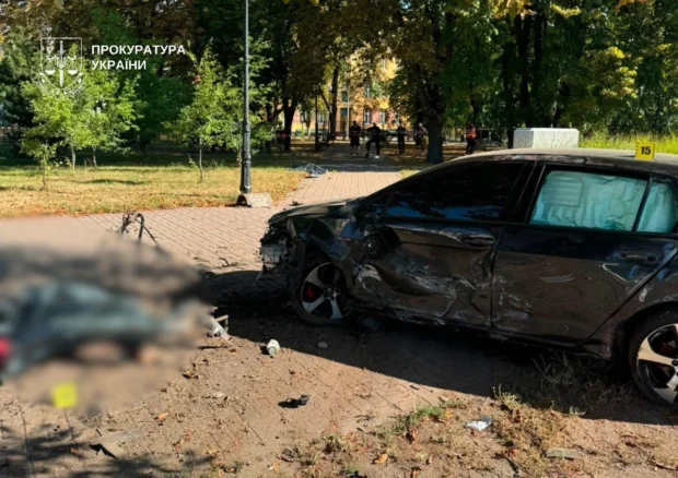 Протаранив маршрутку та в'їхав у зупинку з людьми: у Києві сталася ДТП