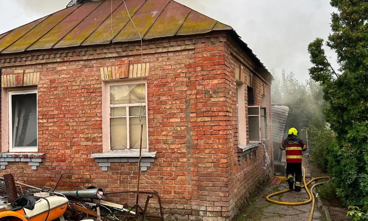 Погрожував ножем і підпалив оселю з родиною: у Димерській громаді затримали 52-річного чоловіка
