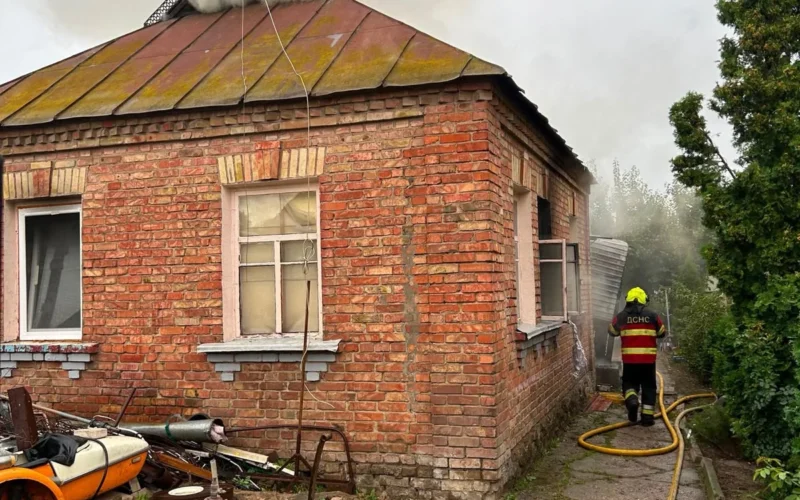 Погрожував ножем і підпалив оселю з родиною: у Димерській громаді затримали 52-річного чоловіка