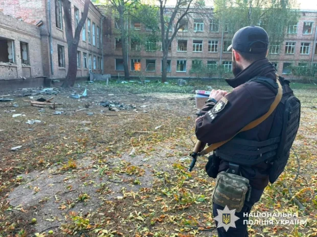Нічна російська атака на Київ: пошкоджено гімназію, медзаклад та будинки у чотирьох районах