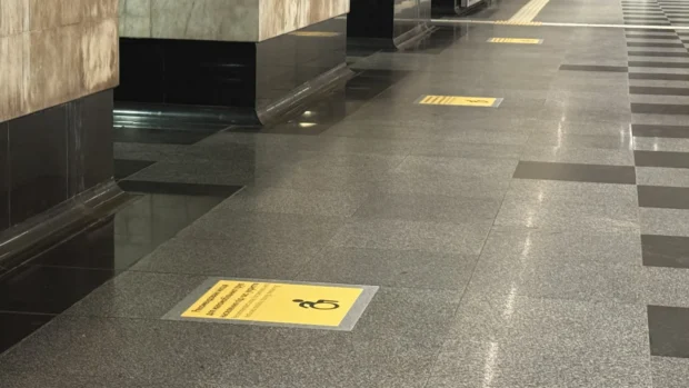 Зонування платформи під час тривог: на станції метро «Сирець» запустили пілотний проєкт із навігації