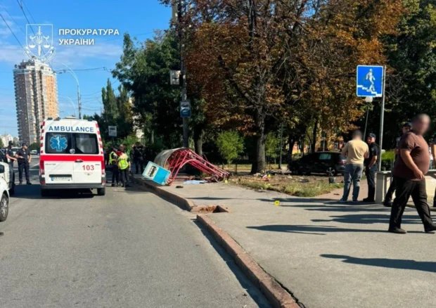 Протаранив маршрутку та в'їхав у зупинку з людьми: у Києві сталася ДТП
