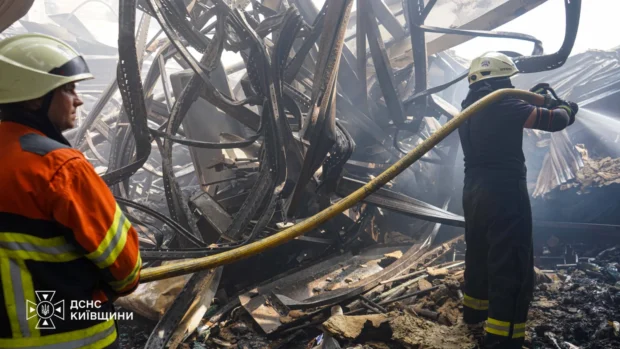 Другу добу поспіль на Київщині гасять пожежі на складах після російської атаки