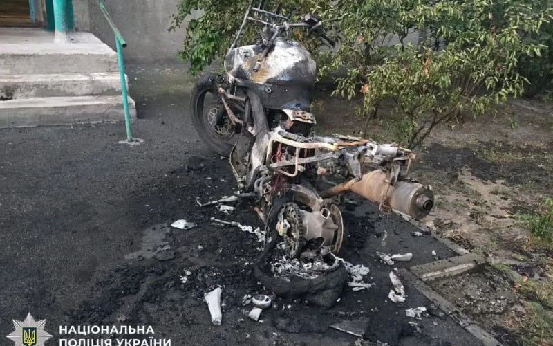 Намагався розкрити багажник мотоцикла запальничкою: у Києві затримали палія