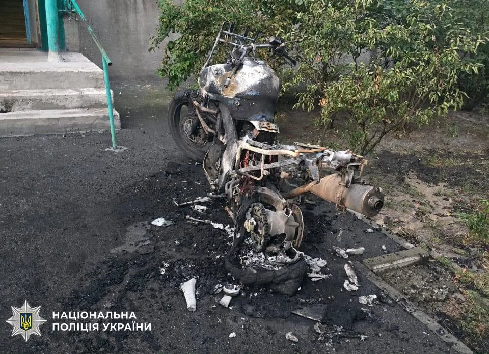 Намагався розкрити багажник мотоцикла запальничкою: у Києві затримали палія