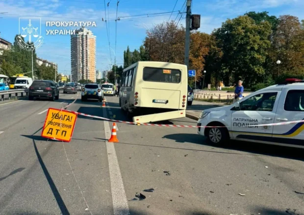 Протаранив маршрутку та в'їхав у зупинку з людьми: у Києві сталася ДТП