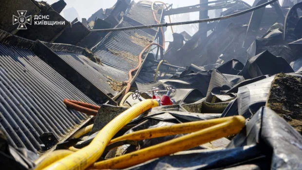 Другу добу поспіль на Київщині гасять пожежі на складах після російської атаки
