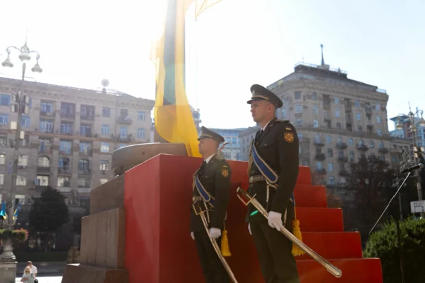 Біля столичної мерії урочисто підняли Державний Прапор України