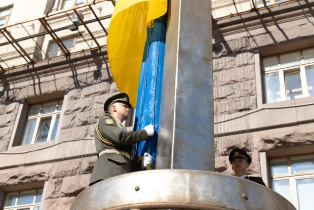 Біля столичної мерії урочисто підняли Державний Прапор України