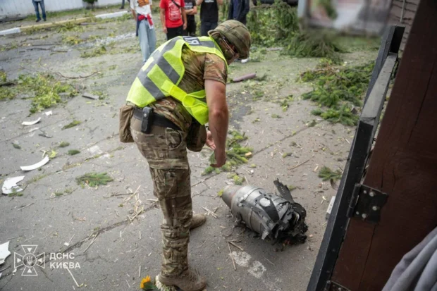 Російський удар по Києву: у Голосіївському районі пошкоджено заклад харчування, поранено чоловіка