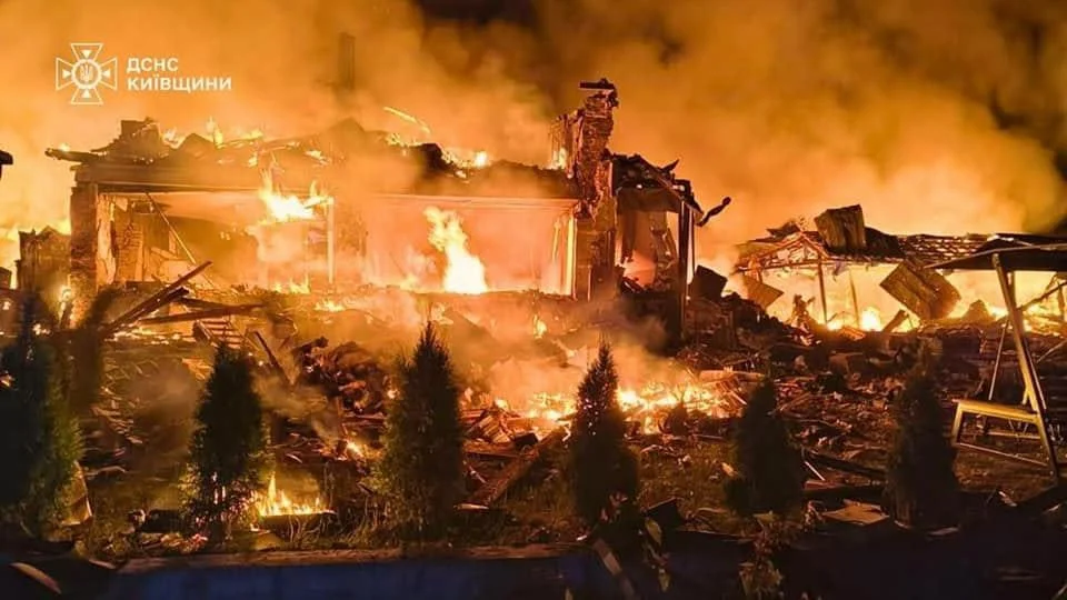 Російський удар по житловому будинку на Київщині: загинули 3-річний хлопчик, його бабуся та дідусь, ще четверо поранені (фото)