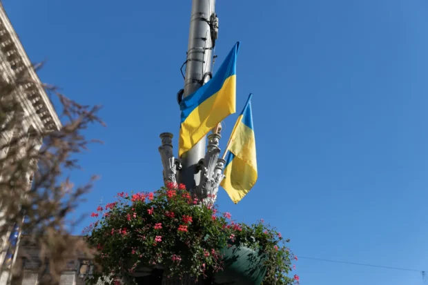 Біля столичної мерії урочисто підняли Державний Прапор України
