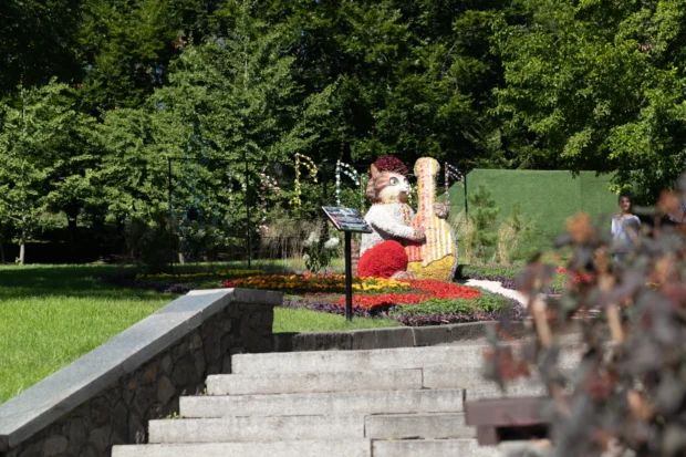 10 велетенських котиків та 170 тисяч квітів: на Співочому полі відкрили виставку «Муркотлива Україна»