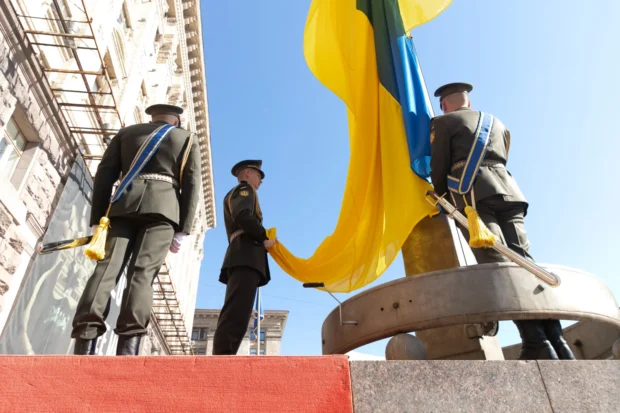 Біля столичної мерії урочисто підняли Державний Прапор України
