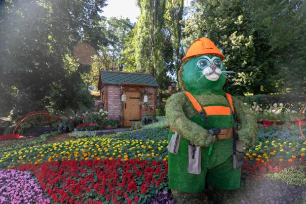 10 велетенських котиків та 170 тисяч квітів: на Співочому полі відкрили виставку «Муркотлива Україна»