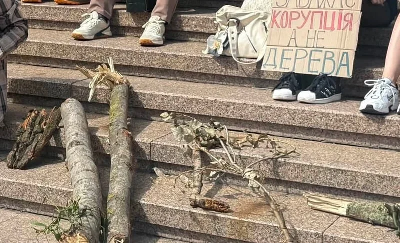 Біля КМДА десятки киян протестують проти вирубки дерев на Теремках