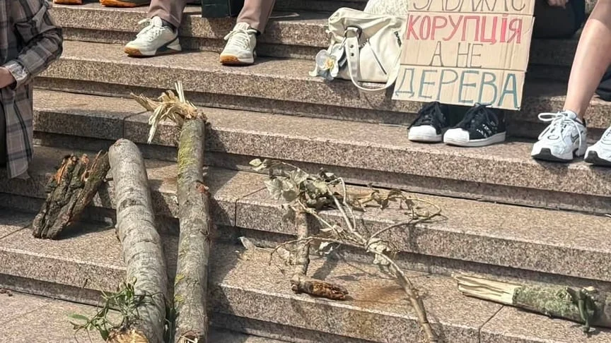 Біля КМДА десятки киян протестують проти вирубки дерев на Теремках