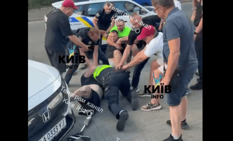 У Києві сталася сутичка між патрульним і ветераном на протезах, поліція оприлюднила відео