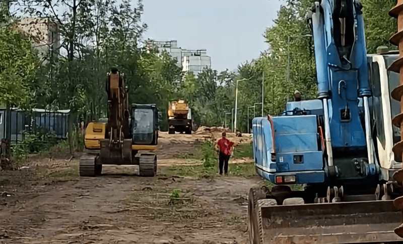 На Теремках відновили роботи, попри обіцянку на два тижні призупинити вирубку дерев (відео)