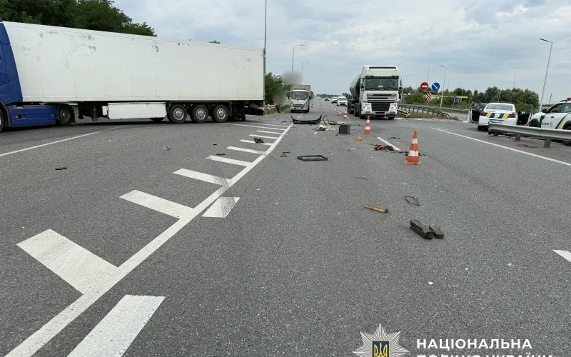 ДТП на трасі Київ — Чернігів: вантажівка Volvo врізалася у Volkswagen Passat, двоє людей у тяжкому стані