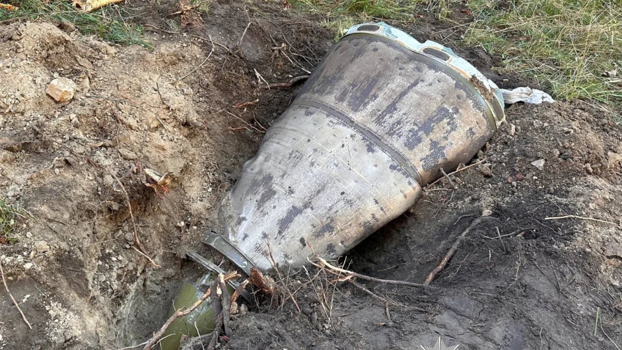 Вибухотехніки знешкодили біля будинків у Києві дві балістичні ракети (відео)