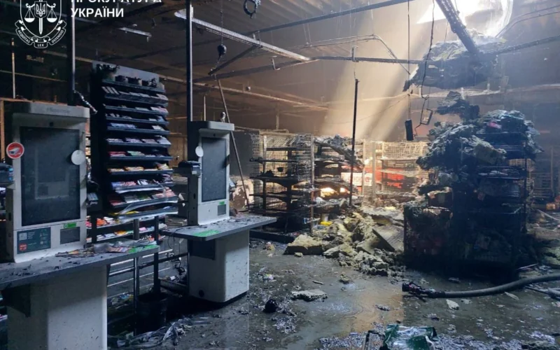 Ранкова атака на Київщину: пошкоджено магазин, чотири людини дістали поранень (фото)