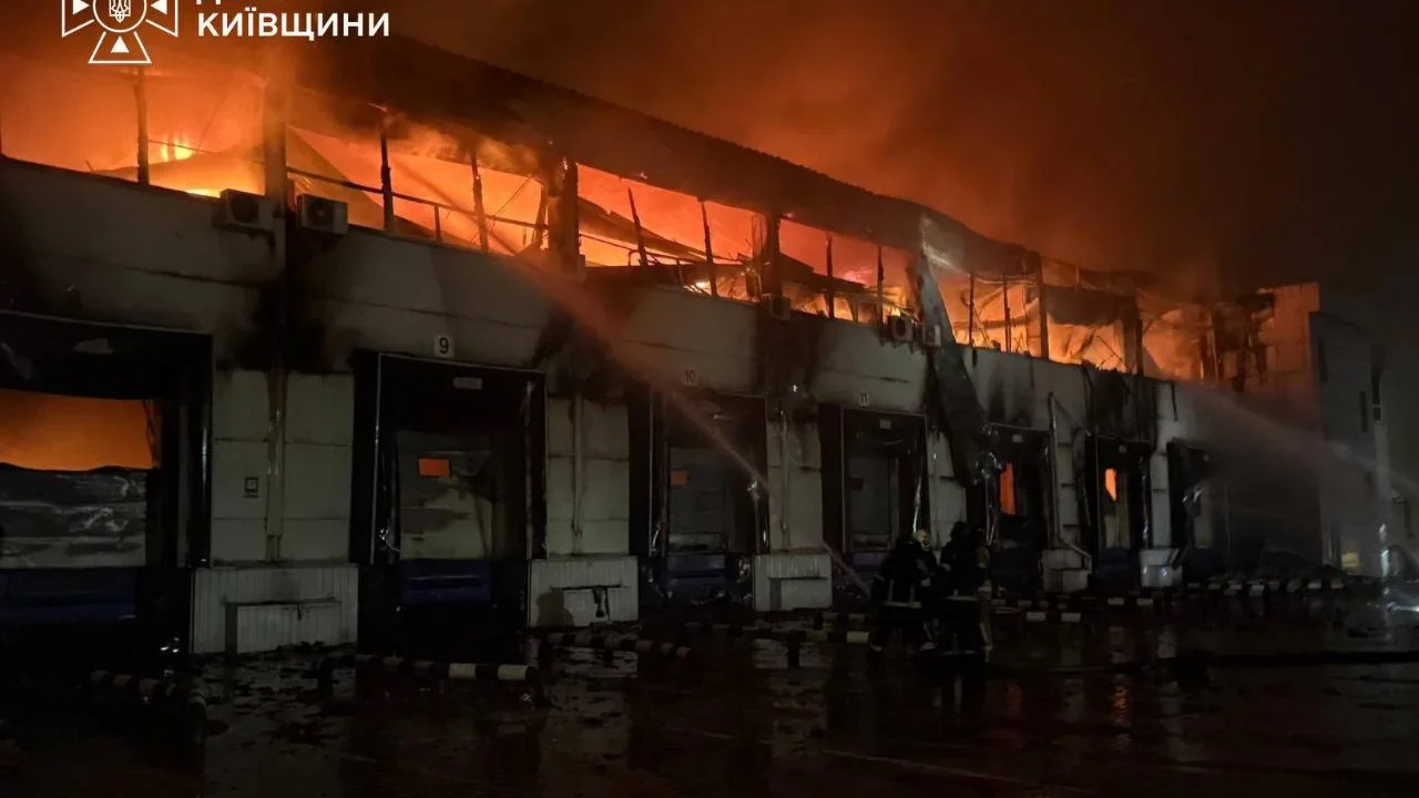 Російська атака на Київщину: у Борисполі палала 9-поверхівка, поранено двох людей