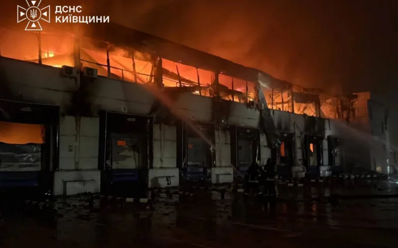 Російська атака на Київщину: у Борисполі палала 9-поверхівка, поранено двох людей