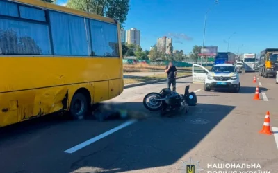 Смертельна ДТП на Броварському проспекті: у Києві пасажирський автобус зіткнувся з мотоциклістом (фото)